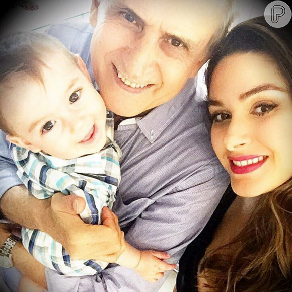 Fernanda Machado posa com seu pai e o filho, Lucca