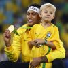 Neymar comemorou o título inédito com o filho, Davi Lucca, de 4 anos