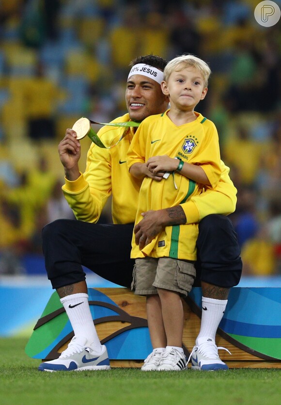 Neymar comemorou o título inédito com o filho, Davi Lucca, de 4 anos