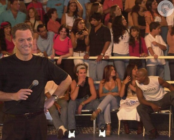 Pedro Bial apresentou o 'BBB3' em 2003 ainda sem óculos