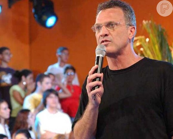 Pedro Bial adotou os óculos em 2004 para comandar o 'BBB4'