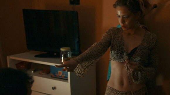 Após Marina Ruy Barbosa em cena quente, 'Justiça' tem Leandra Leal em striptease
