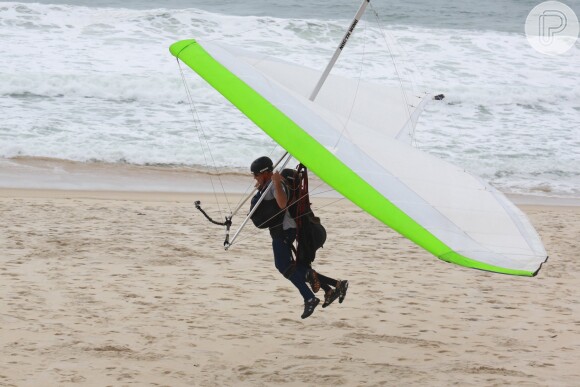 Ludmilla voou de asa-delta na praia do Pepino em São Conrado, Zona Sul do Rio de Janeiro