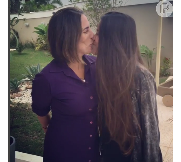 Gloria Pires e Ana Morais dão um selinho em vídeo: 'Te amo'