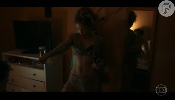 Leandra Leal fica de calcinha e sutiã em 'Justiça' e movimenta a web: 'Que corpo é esse?'