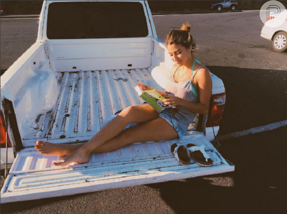Carolina Oliveira também está aproveitando para relaxar e ler um bom livro em sua viagem no Havaí