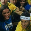 Neymar subiu na arquibancada do Maracanã para abraçar Bruna Marquezine após o ouro na Olimpíada