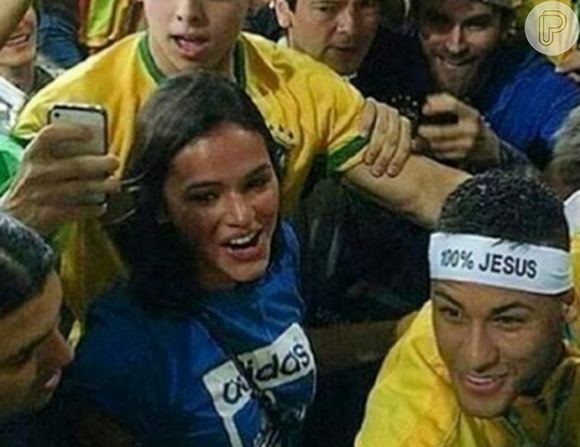 Neymar subiu na arquibancada do Maracanã para abraçar Bruna Marquezine após o ouro na Olimpíada
