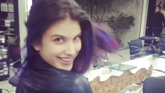 Giovanna Grigio corta o cabelo e faz mechas coloridas para filme. Vídeos!