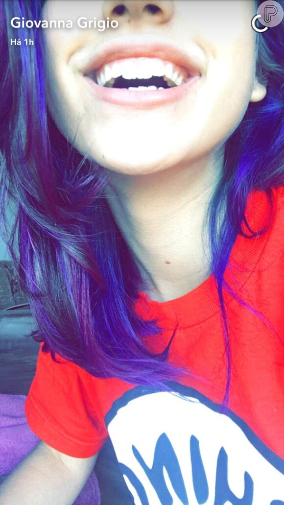 Giovanna Grigio corta o cabelo e faz mechas coloridas para filme