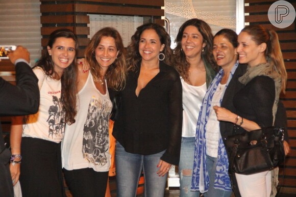 Daniela Mercury janta com Malu Verçosa e algumas amigas, em restaurante do Leblon, na Zona Sul do Rio de Janeiro, em 25 de novembro de 2013