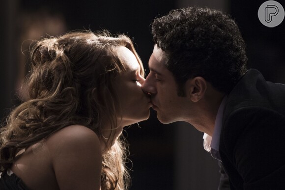 Tancinha (Mariana Ximenes) e Beto (João Baldasserini) se beijam e Apolo (Malvino Salvador) vê a cena, na novela 'Haja Coração'