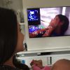 Thais Fersoza se emocionou ao assistir com a filha, Melinda, o clipe 'Chocolate Quente', com momentos da gravidez