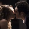 Tancinha (Mariana Ximenes) e Beto (João Baldasserini) dão beijos apaixonados na cama do publicitário, na novela 'Haja Coração'