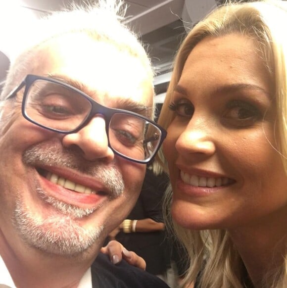 Walcyr Carrasco posou com Flávia Alessandra, atriz de 'Etâ Mundo Bom!', durante um coquetel realizado nos estúdios Globo, nesta quinta-feira, 25 de agosto de 2016