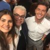 Walcyr Carrasco posou com Camila Queiroz e Klebber Toledos, atores de 'Etâ Mundo Bom!', durante um coquetel realizado nos estúdios Globo, nesta quinta-feira, 25 de agosto de 2016