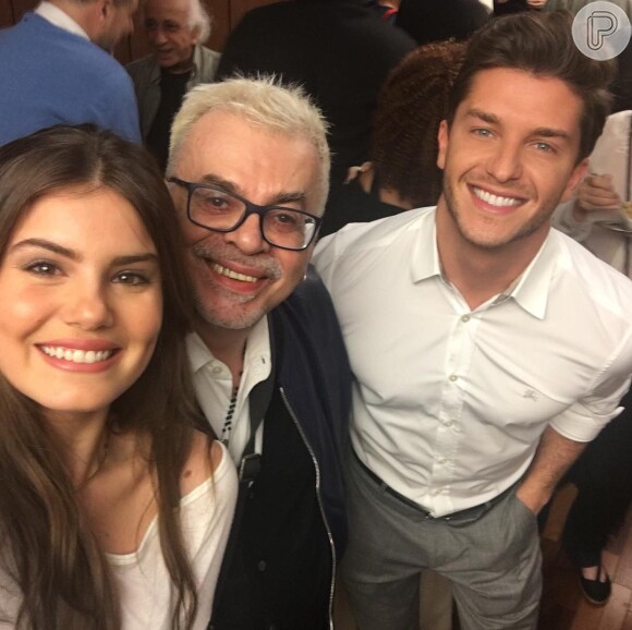 Walcyr Carrasco posou com Camila Queiroz e Klebber Toledos, atores de 'Etâ Mundo Bom!', durante um coquetel realizado nos estúdios Globo, nesta quinta-feira, 25 de agosto de 2016