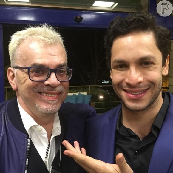 Walcyr Carrasco posou com Rainer Cadete, ator de 'Etâ Mundo Bom!', durante um coquetel realizado nos estúdios Globo, nesta quinta-feira, 25 de agosto de 2016