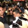 A atriz e cantora Lucero esbanjou simpatia ao desembarar no aeroporto de Guarulhos, São Paulo, nesta sexta-feira, 26 de agosto de 2016