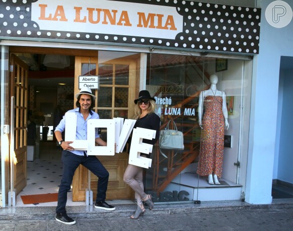 Danielle Winits e André Gonçalves brincaram com a palavra 'love', no clima do amor que estão sentindo um pelo outro
