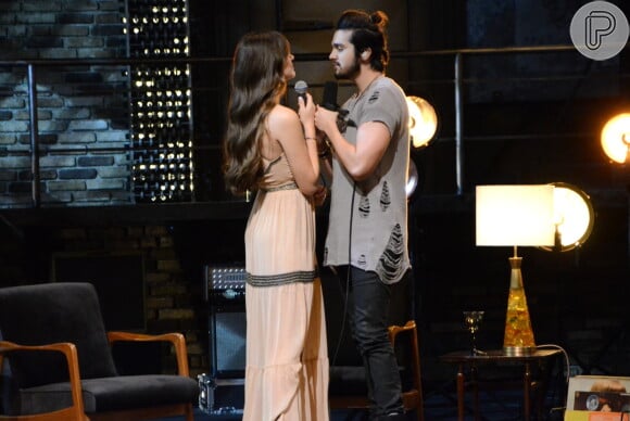 Camila Queiroz fez uma participação no DVD de Luan Santana como cantora na música 'Amor de Interior'