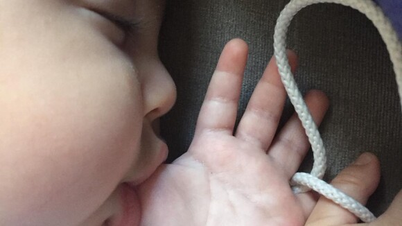 Ex-BBB Aline Gotschalg mostra o filho, Lucca, de 3 meses, dormindo: 'Perfeição'