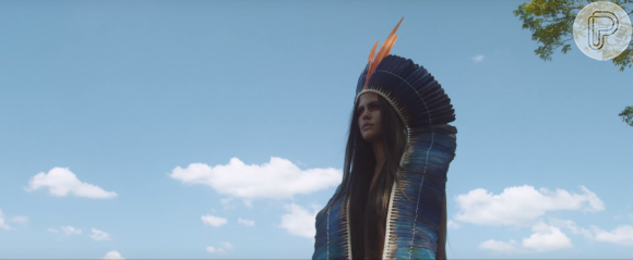 Antonia Morais interpreta uma índia em seu novo clipe, 'A Santa Máquina'