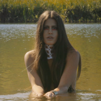 Antonia Morais surge de topless como índia em novo clipe: 'Impactante'. Vídeo!