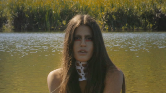 Antonia Morais surge de topless como índia em novo clipe: 'Impactante'. Vídeo!
