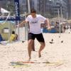 Fábio Porchat faz exercícios na areia durante uma das provas semanais do "Medida Certa"