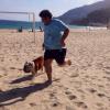 César Menotti posa correndo com seu bulldog em uma praia do Rio