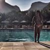 Preta Gil posa em dia de sol na piscina de sua casa, no Rio de Janeiro