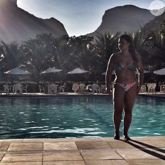 Preta Gil posa em dia de sol na piscina de sua casa, no Rio de Janeiro