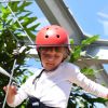 Rafaella Justus esbanjou fofura com um capacete de proteção ao brincar em tirolesa de buffet infantil