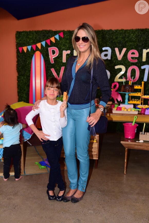 Rafaella Justus foi acompanhada da mãe, Ticiane Pinheiro, no lançamento da da coleção Primavera/Verão da Chicco em um buffet infantil