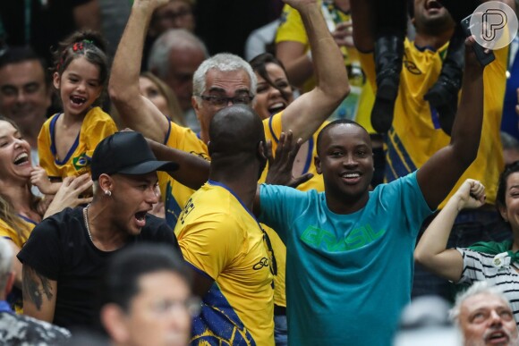 Neymar,  Thiaguinho e Rafael Zulu torcem por Bruninho na final do vôlei nas Olimpíadas