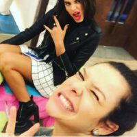 Bruna Marquezine e Fernanda Souza brincam em bichinhos de shopping: 'Vou bater!'