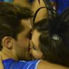 Klebber Toledo e Monica Iozzi trocaram beijos em camarote de cervejaria durante o carnaval