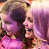 Flávia Alessandra colocou a filha Olívia, de 6 anos, no colo após apresentação de dança no palco do 'Tamanho Família'