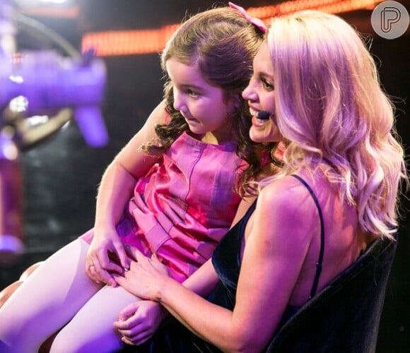 Flávia Alessandra colocou a filha Olívia, de 6 anos, no colo após apresentação de dança no palco do 'Tamanho Família'