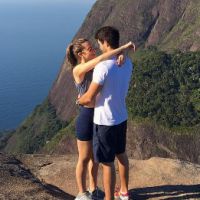 Juliana Paiva posa abraçada ao namorado, Juliano Laham: 'Pro dia nascer feliz'