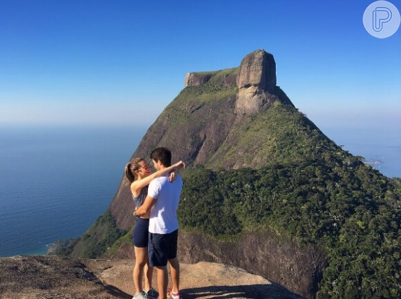 Juliana Paiva e Juliano Laham posam abraçados no topo da Pedra Bonita, no Rio de Janeiro, em 28 de agosto de 2016
