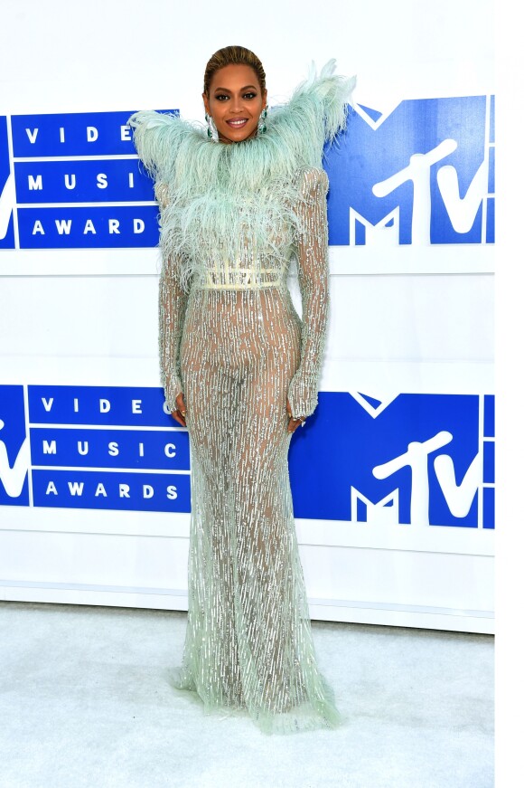 Beyoncé usa look branco do estilista Francesco Scognamiglio no tapete vermelho do VMA 2016