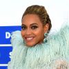 Beyoncé chama a atenção por look com plumas e asas no tapete vermelho do VMA 2016, em 28 de agosto de 2016