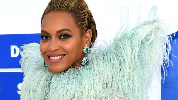 Beyoncé usa look com asas no VMA 2016 ao lado da filha, Blue Ivy