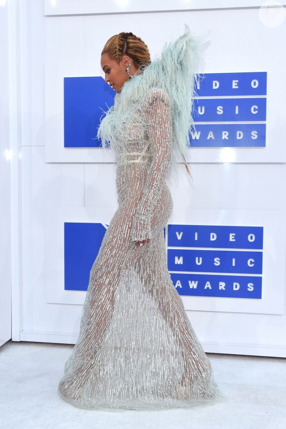 Boa forma de Beyoncé chamou a atenção em look branco