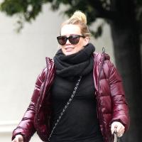 Hilary Duff faz compras em Los Angeles e exibe barriguinha suspeita