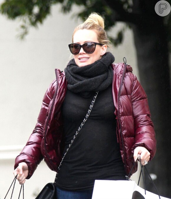 Hilary Duff exibe barriguinha suspeita durante compras em Los Angeles, em 30 de dezembro de 2012