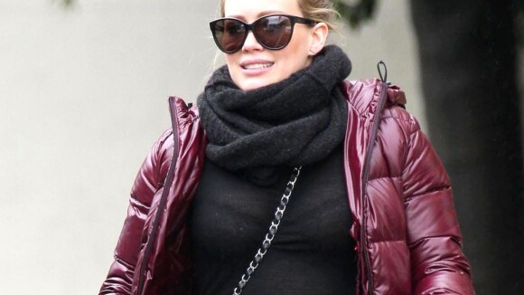 Hilary Duff faz compras em Los Angeles e exibe barriguinha suspeita