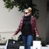 Hilary Duff sai de loja com enormes sacolas